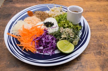 Nasi kerabu - sebze ve otlar ile pirinç