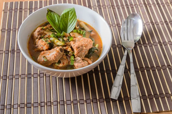 Sopa de costillas de cerdo picante y agria al estilo tailandés - comida tailandesa —  Fotos de Stock