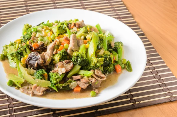Kızarmış brokoli, havuç, Mısır, yeşil fasulye ve soğan ilave edin wi — Stok fotoğraf
