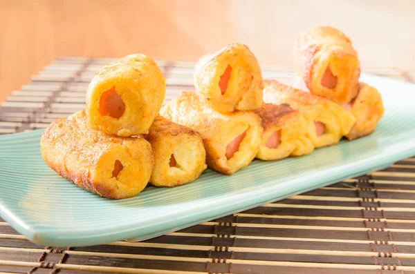 Diepe gebakken swiss worst broodjes recept — Stockfoto