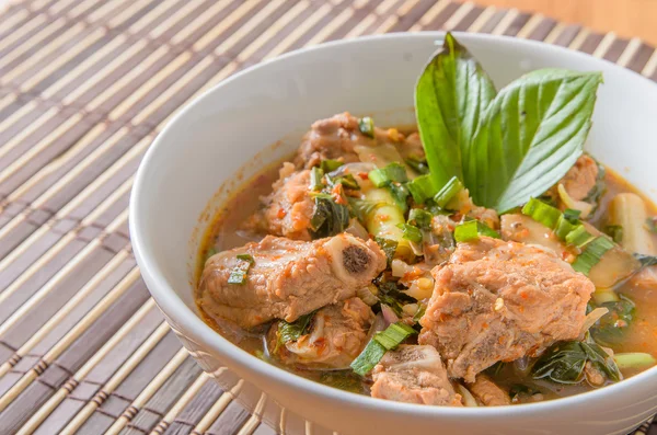 Náhradní žebra polévka kořeněná a kyselá vepřové v thajském stylu - thajská jídla — Stock fotografie