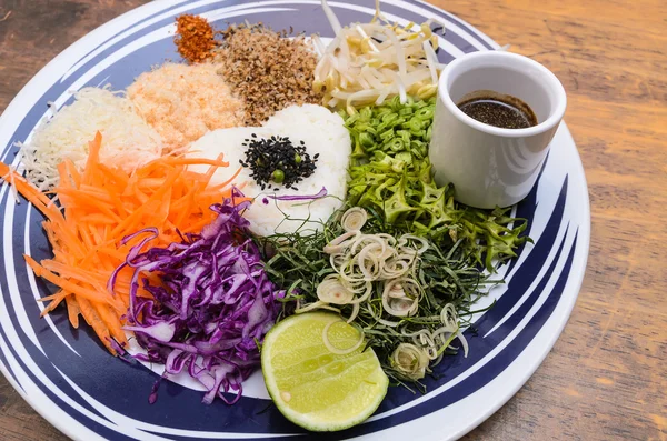 Nasi kerabu - Arroz com ervas e legumes — Fotografia de Stock