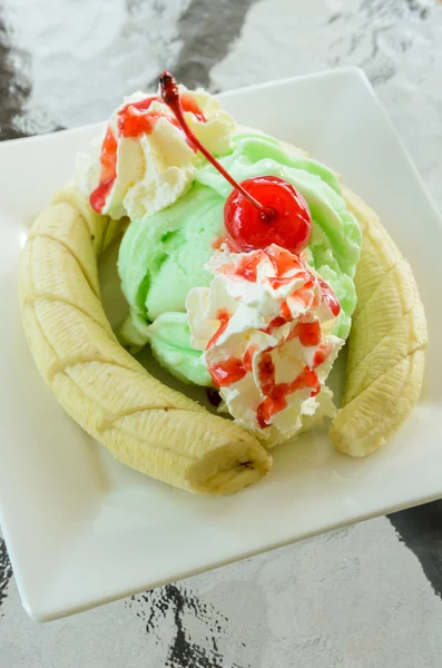 Banana fresca con gelato sul tavolo di vetro — Foto Stock