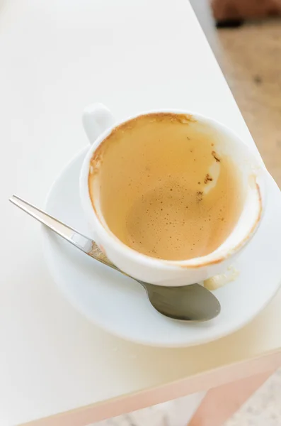 Taza vacía de café caliente por la mañana en la mesa blanca —  Fotos de Stock