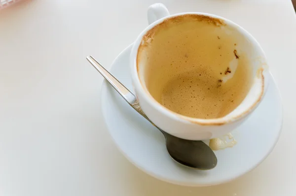 Taza vacía de café caliente por la mañana en la mesa blanca —  Fotos de Stock