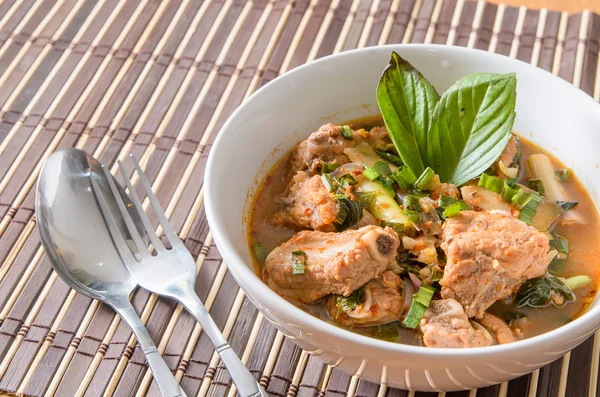 Würzig-saure Schweinefleisch-Rippensuppe nach thailändischer Art - thailändisches Essen lizenzfreie Stockfotos