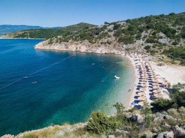 Hırvatistan 'ın Krk adasındaki Vrbnik kenti yakınlarındaki Potovosce plajı