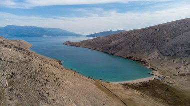 Adriyatik Denizi ve Hırvatistan 'ın en güzel sahillerinden biri olan Baska kasabası yakınlarındaki Krk adasının güneydoğusundaki güzel Mala ve Vela Luka körfezi