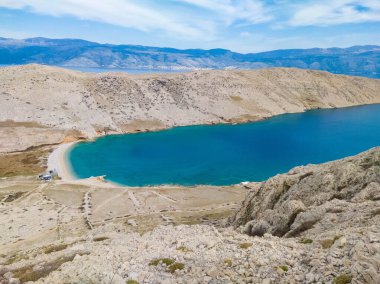 Adriyatik Denizi ve Hırvatistan 'ın en güzel sahillerinden biri olan Baska kasabası yakınlarındaki Krk adasının güneydoğusundaki güzel Mala ve Vela Luka körfezi