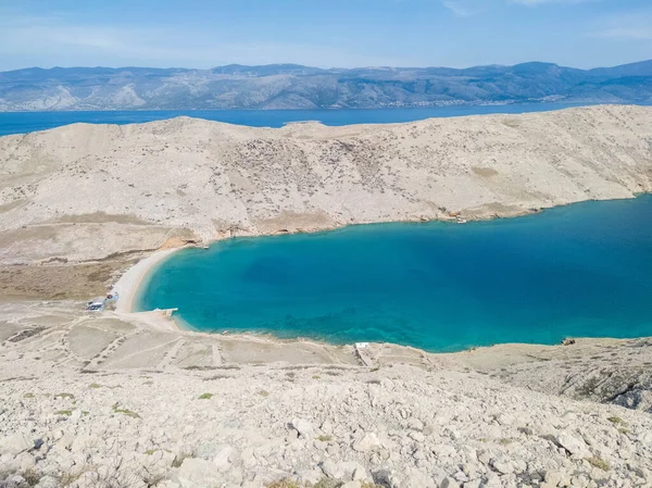 Adriyatik Denizi ve Hırvatistan 'ın en güzel sahillerinden biri olan Baska kasabası yakınlarındaki Krk adasının güneydoğusundaki güzel Mala ve Vela Luka körfezi
