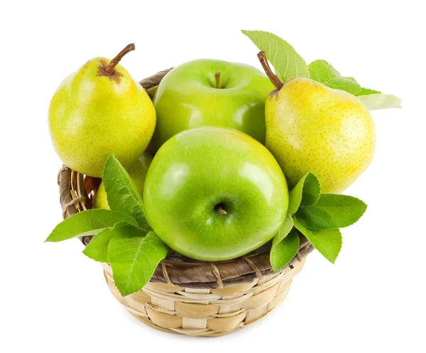 Manzanas y peras en una cesta —  Fotos de Stock