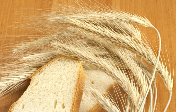 Pan sobre la mesa — Foto de Stock
