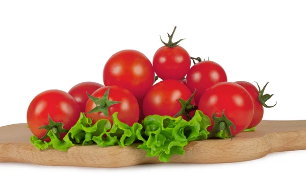 Вишневі помідори на обробній дошці — стокове фото