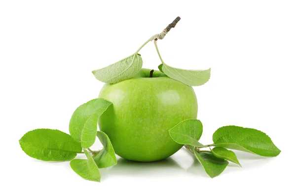 Зелене яблуко в оточенні листя — стокове фото