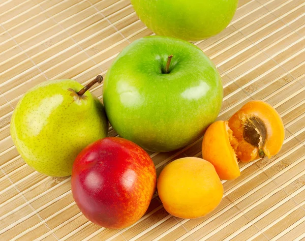 Zralé šťavnaté ovoce — Stock fotografie