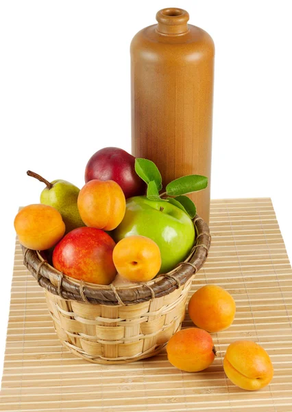 Zátiší s ovocem a lahví — Stock fotografie