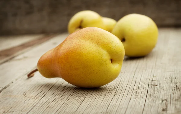 黄色の水分が多い熟した梨 — ストック写真