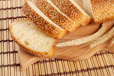 bir somun ekmek ile kulak