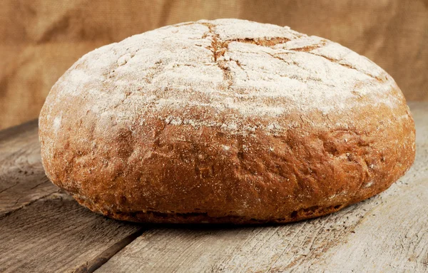 Pyöreä leipä mustaa leipää — kuvapankkivalokuva