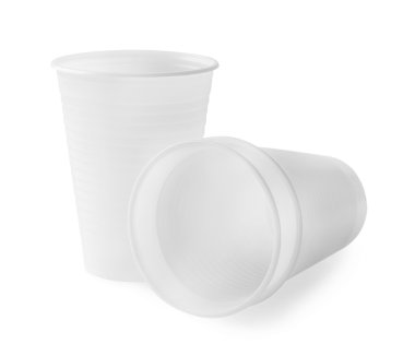 Üç boş plastik bardak