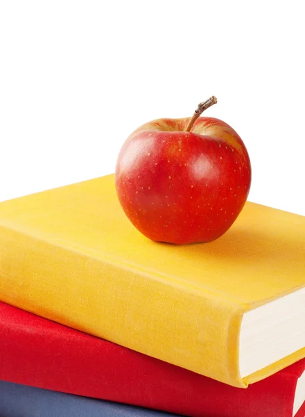 Bir yığın kitap üzerinde kırmızı elma — Stok fotoğraf