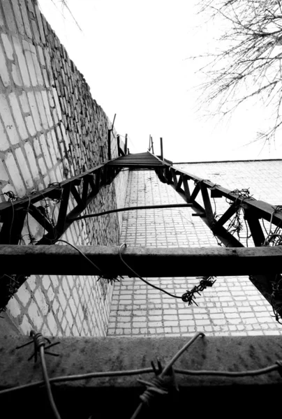 Lépcsők a szögesdrót — Stock Fotó