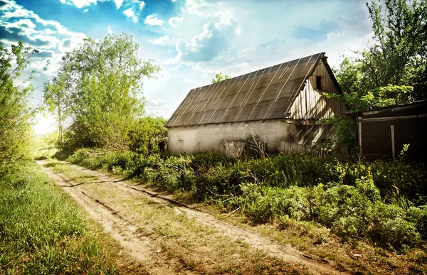 Velha casa abandonada na aldeia — Fotografia de Stock