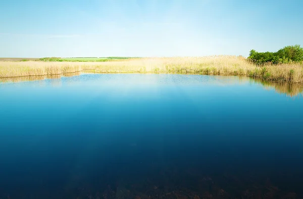 Lago calmo com água azul — Fotografia de Stock