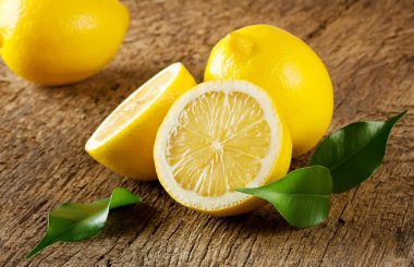 Olgun sarı limon yaprakları ile