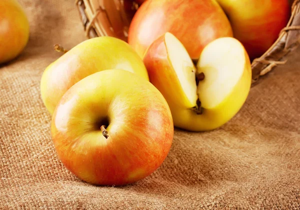 Mogna saftiga äpplen — Stockfoto