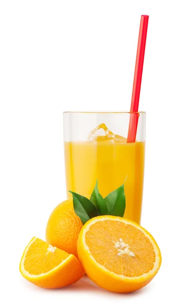 Sumo de laranja com gelo e laranjas — Fotografia de Stock