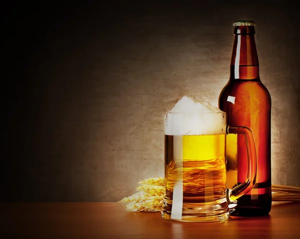 Korsó sört és egy üveg — Stock Fotó