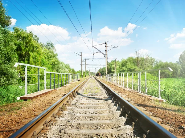 Ferrocarril pasando por un pequeño puente — Foto de Stock