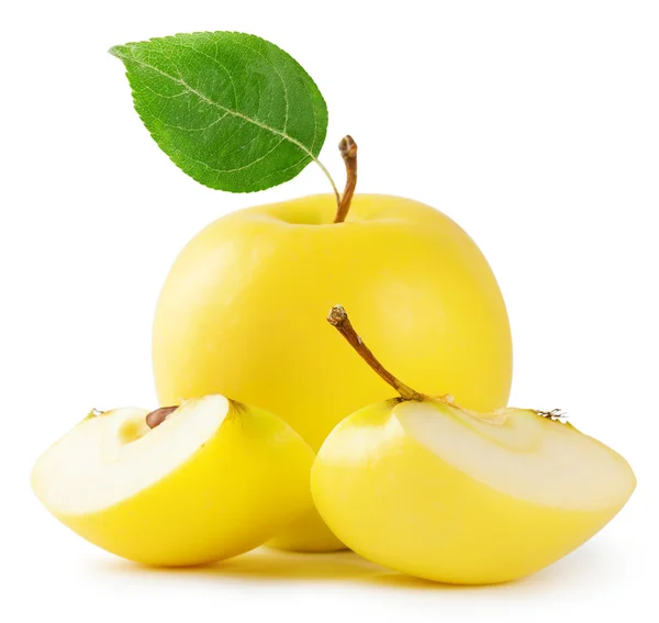 Žluté jablko s listy — Stock fotografie