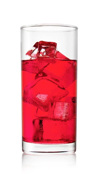 Kieliszek czerwonego napoju z lodu — Zdjęcie stockowe