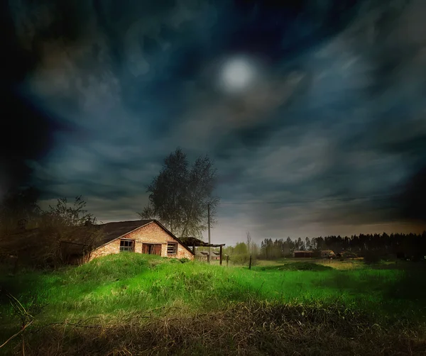 Donkere hemel over een veld — Stockfoto