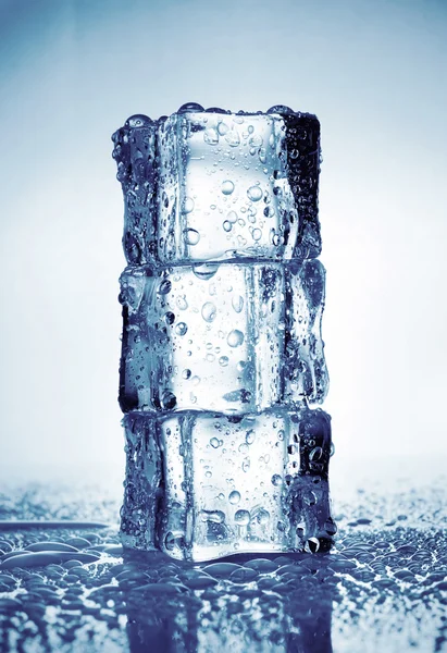 Pirámide de tres cubitos de hielo — Foto de Stock