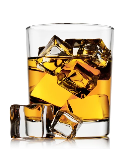 Glas whiskey med is och isbitar liggande — Stockfoto