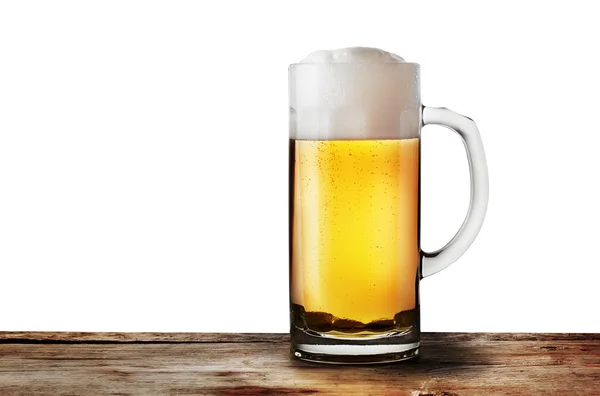 Кружка пива на деревянной полке — стоковое фото