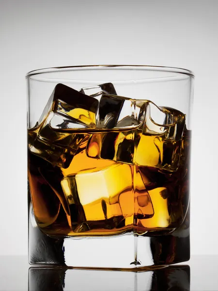 ウィスキーの高齢者の高貴なグラス — ストック写真