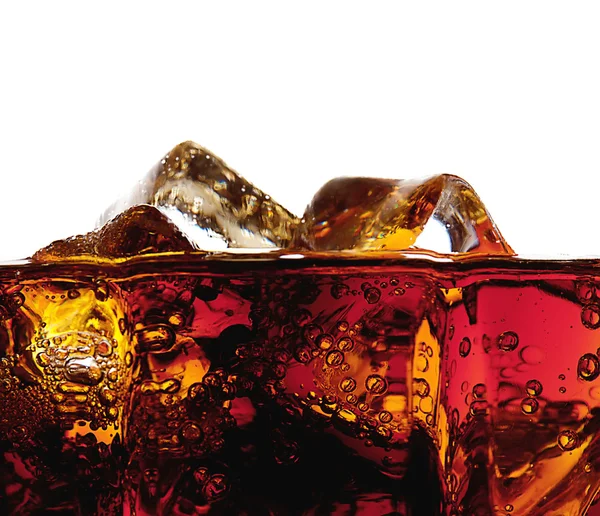 Detalhe de um copo de cola com gelo — Fotografia de Stock