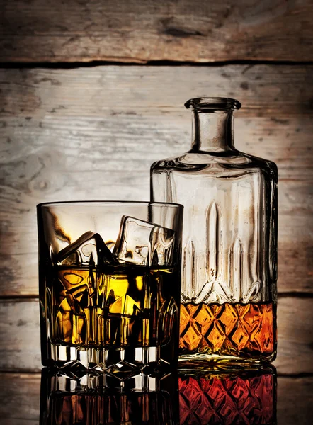 Fles en glas whisky — Stockfoto