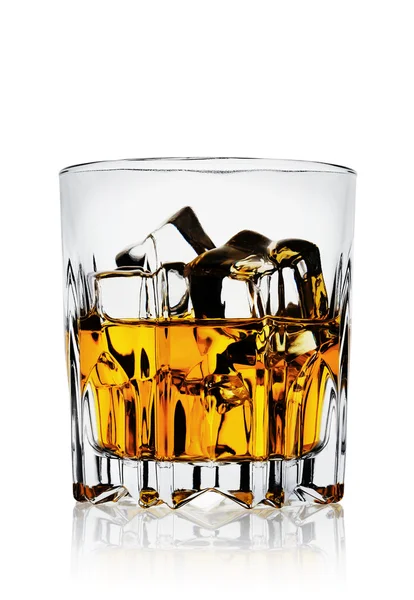 Verre ambré facetté avec whisky — Photo