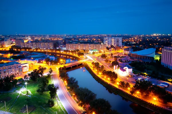 Rivier verlichte lantaarns in de nacht Kharkov — Stockfoto