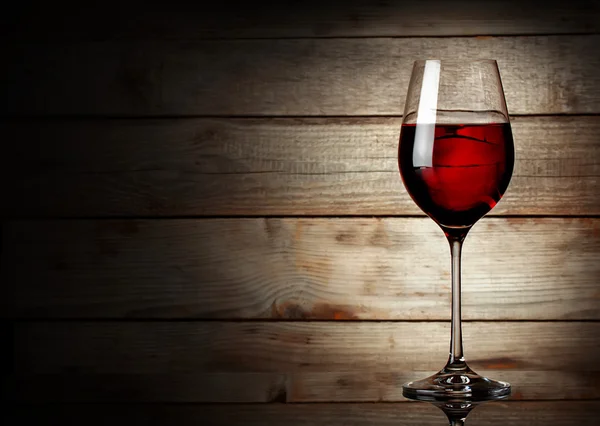 Glas rött vin på en ung — Stockfoto