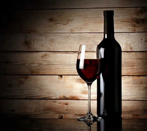Garrafa e copo de vinho tinto — Fotografia de Stock