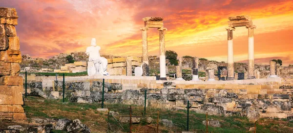 Ancienne ville de Hierapolis avec statue de Pluton à Pamukkale sous un ciel dramatique — Photo