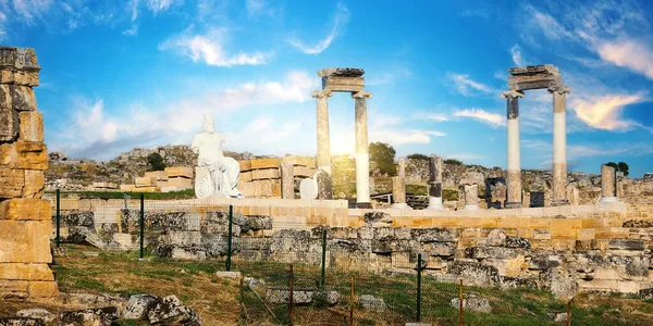 Стародавнє місто Гієраполь зі статуєю Плутона і колонами в Памуккккале. — стокове фото