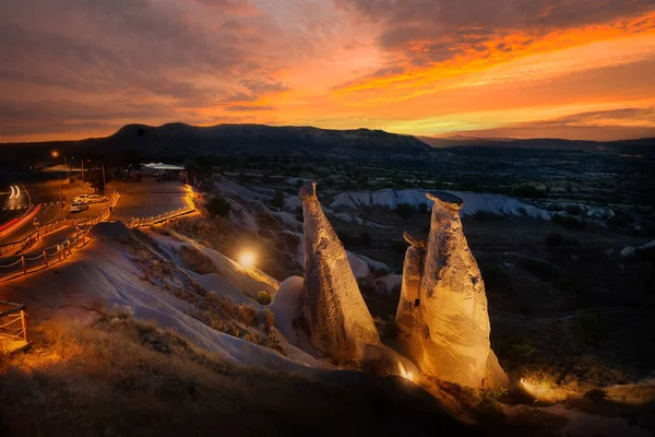 Dramatische hemel boven het symbool van Cappadocië met fabelachtige schoorstenen verlicht door lantaarns — Stockfoto