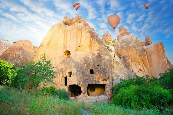 Кам "яний монастир у долині З12 під блакитним небом з повітряними кулями. — стокове фото